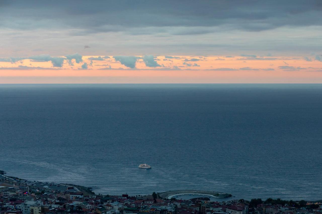 Radisson Blu Hotel Trabzon Ngoại thất bức ảnh View of the sea from the city