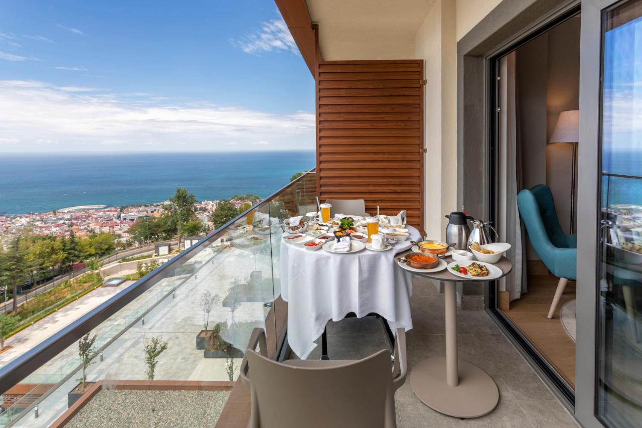 Radisson Blu Hotel Trabzon Ngoại thất bức ảnh A balcony at the hotel