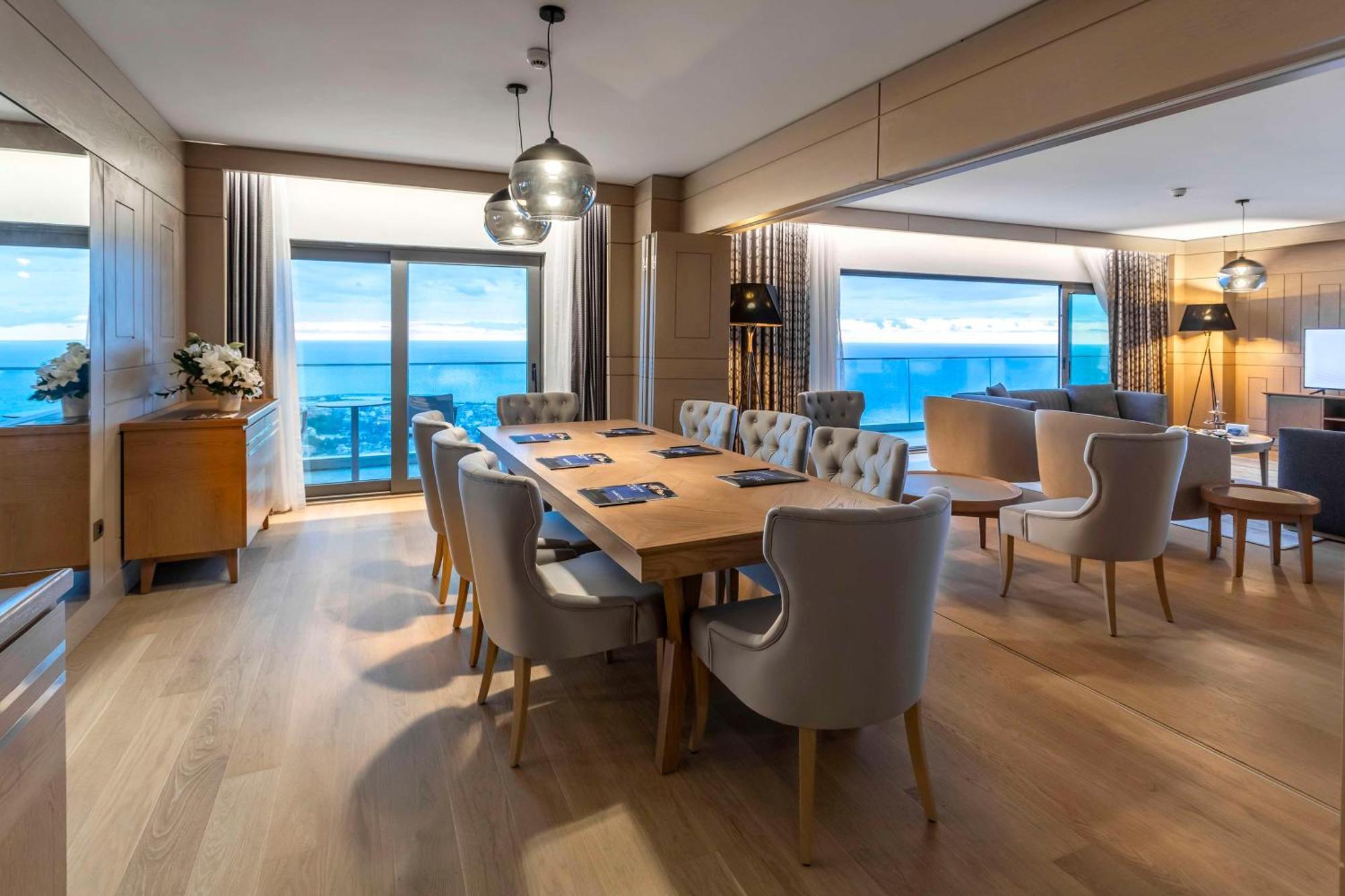 Radisson Blu Hotel Trabzon Ngoại thất bức ảnh The interior of a suite at the hotel